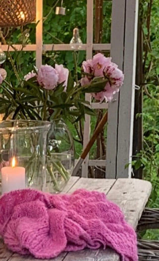blomsterbilde med rosa strikk
