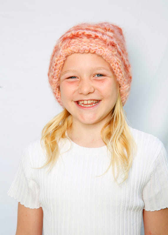 Jente i boho flettelue i bruntoner