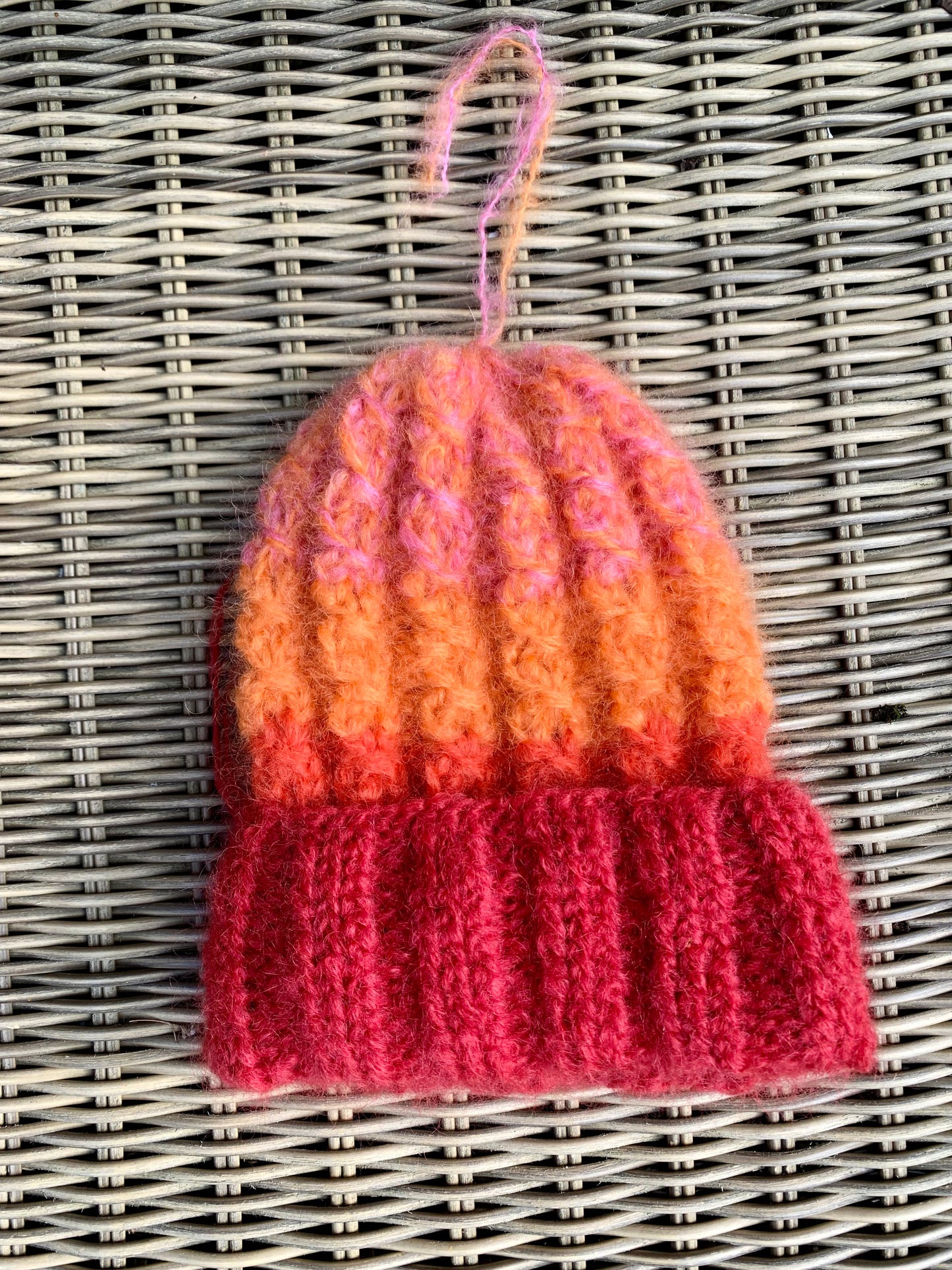 Rød og rosa stripet boho flettelue