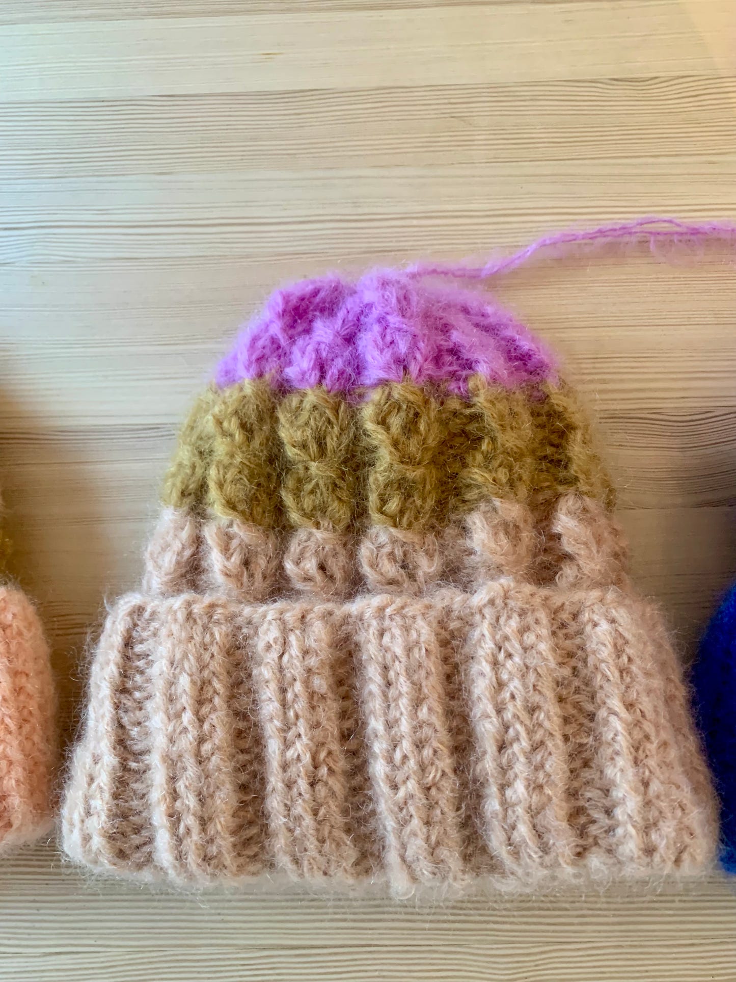 Klassisk felttelue i champagne , grønn og rosa striper