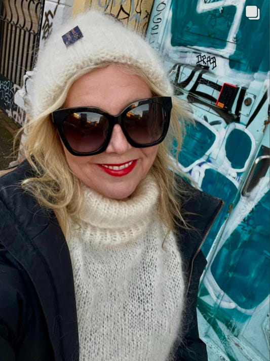 Linnn Skåber i off white flettelue og genser