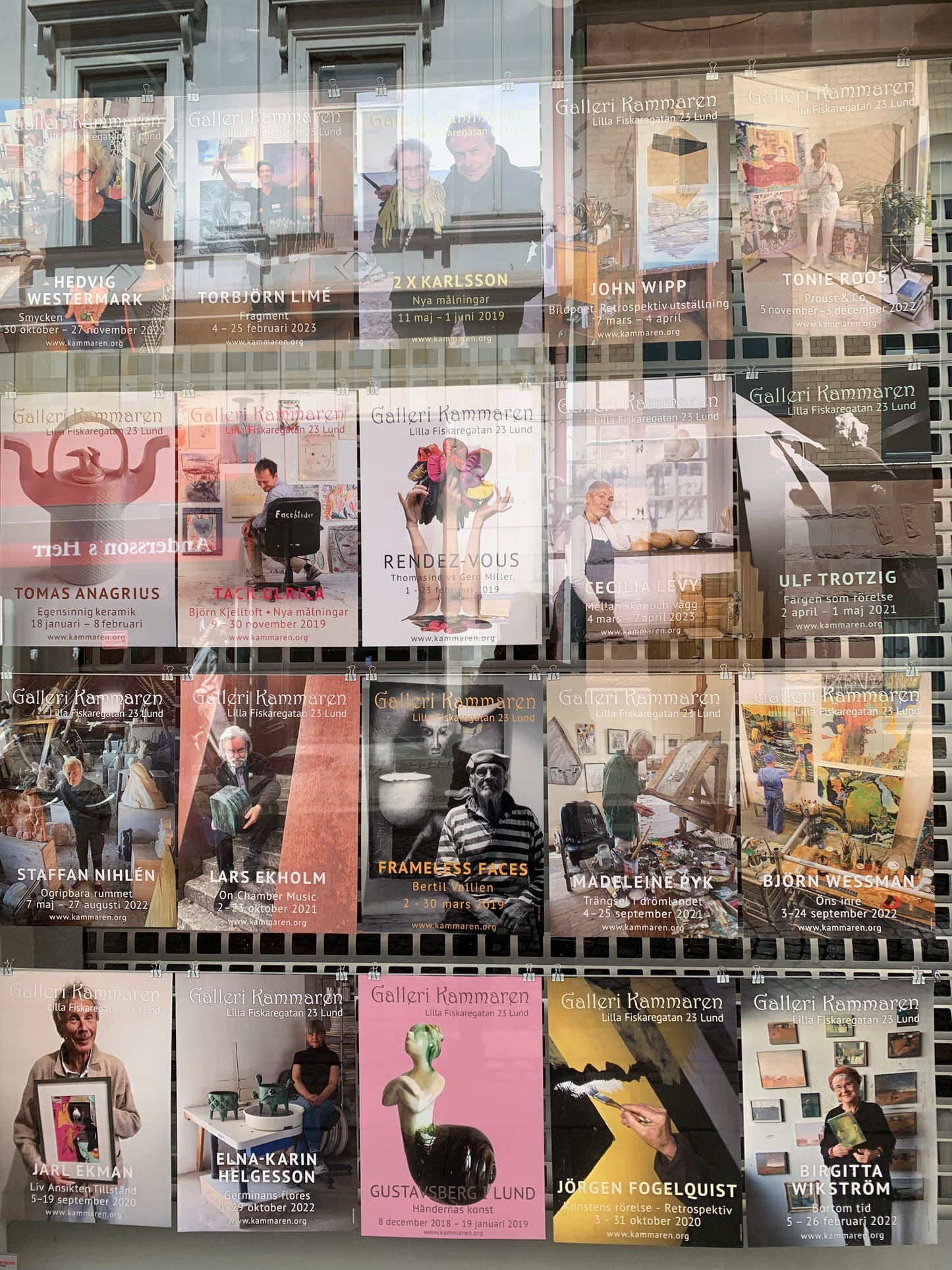 Interiørblader inspo i rosa, gult og svart