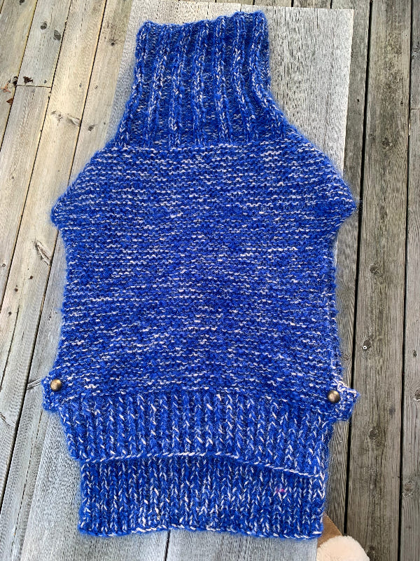 kornblå og beige strikket hals i rillestrikk med knapper i siden