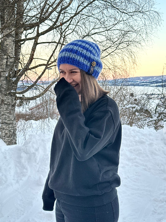 Stripet beanie i blåtoner – Winter Stripes fra CosyMonday