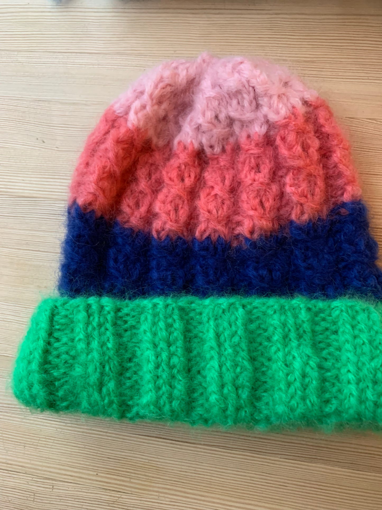 Snowboard inspirert flettelue i grønt, blått og rosa