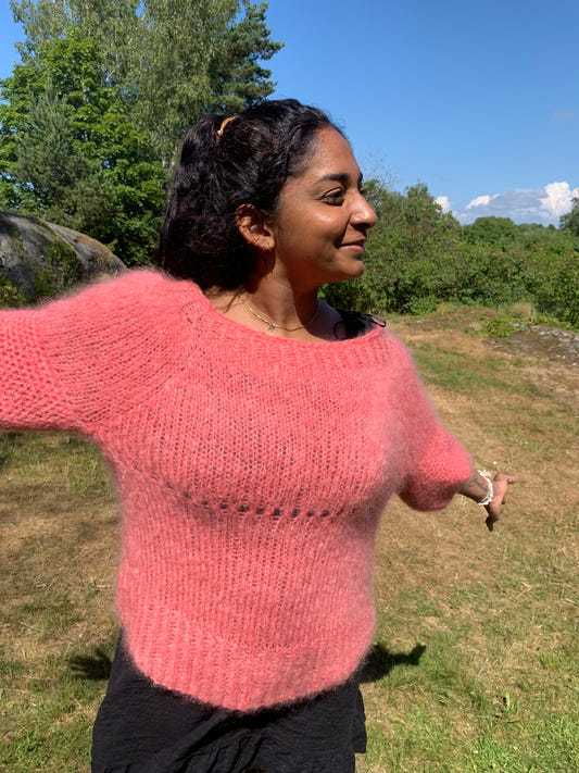 Mohairgenser med hullmønster, heklede detaljer og puffermer – Strawberry, Mylo Xyloto fra CosyMonday