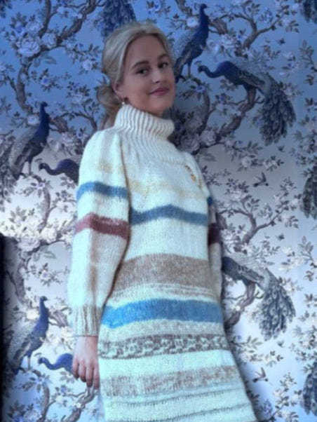 Boho strikkekjole i brun og hvit 