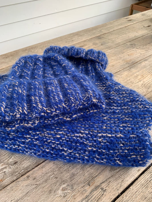 Flettet lue og hals i gull, koboltblå og beige