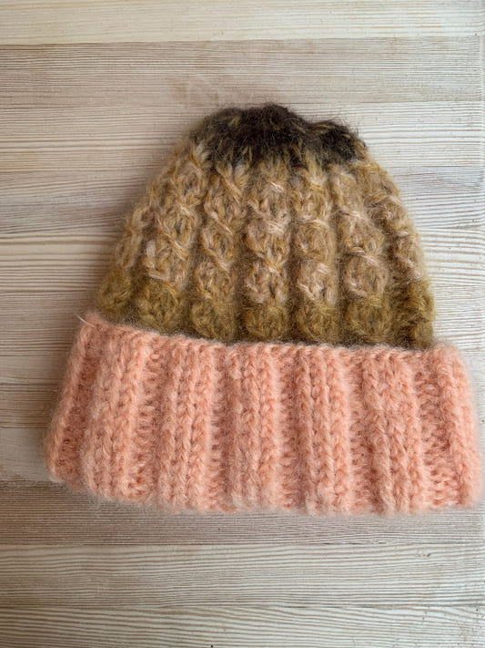 Klassisk flette lue i grønt og fersken