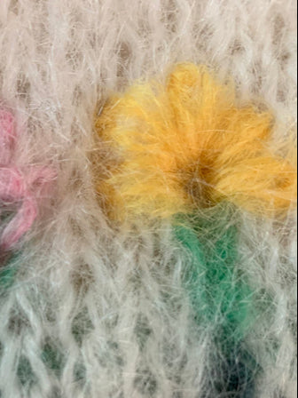 Brodert og strikket Balderblom i gult på hvit genser