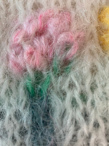 Brodert og strikket Rødkløver i rosa på hvit genser