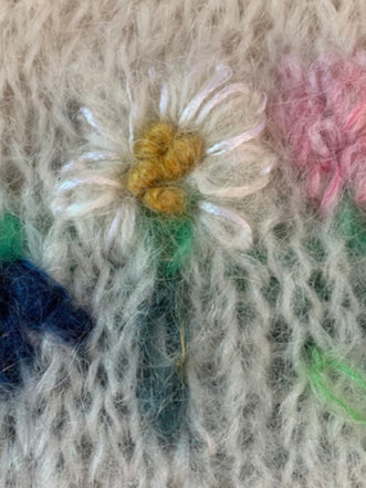 Brodert og strikket Prestekrage i hvitt på genser