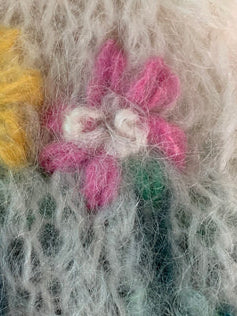 Brodert og strikket Rosa Jonsokblomst i rosa på hvit genser