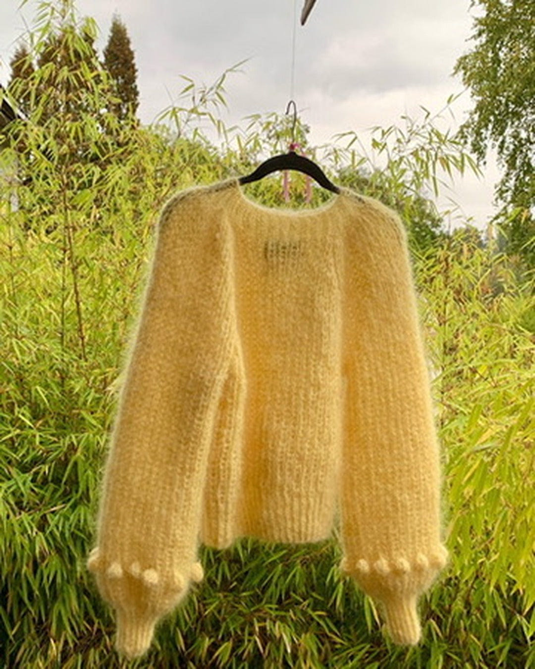 La Vie en Rose i 7901 Light Yellow – mohairgenser med halvpatent, popkorn og puffermer fra CosyMonday