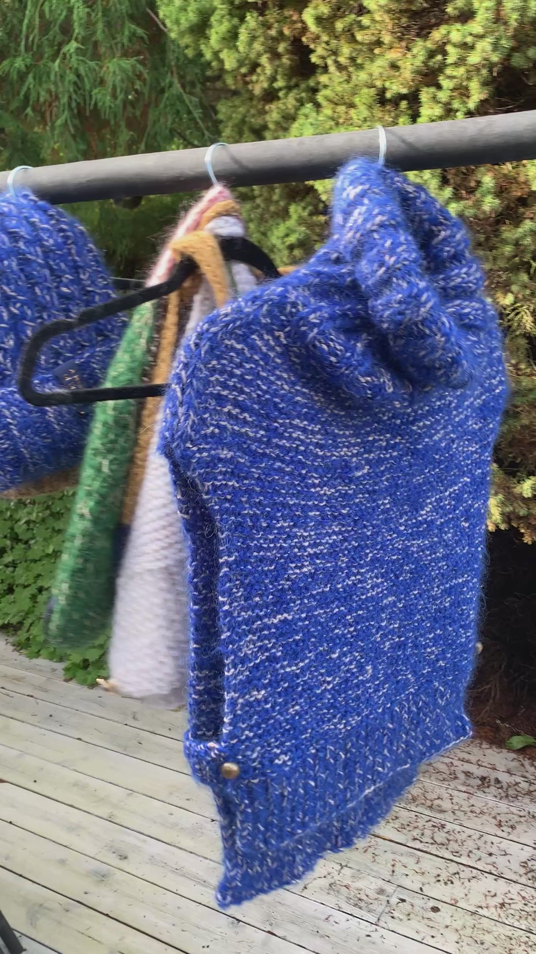 video av strikkede luer, vest og gensere