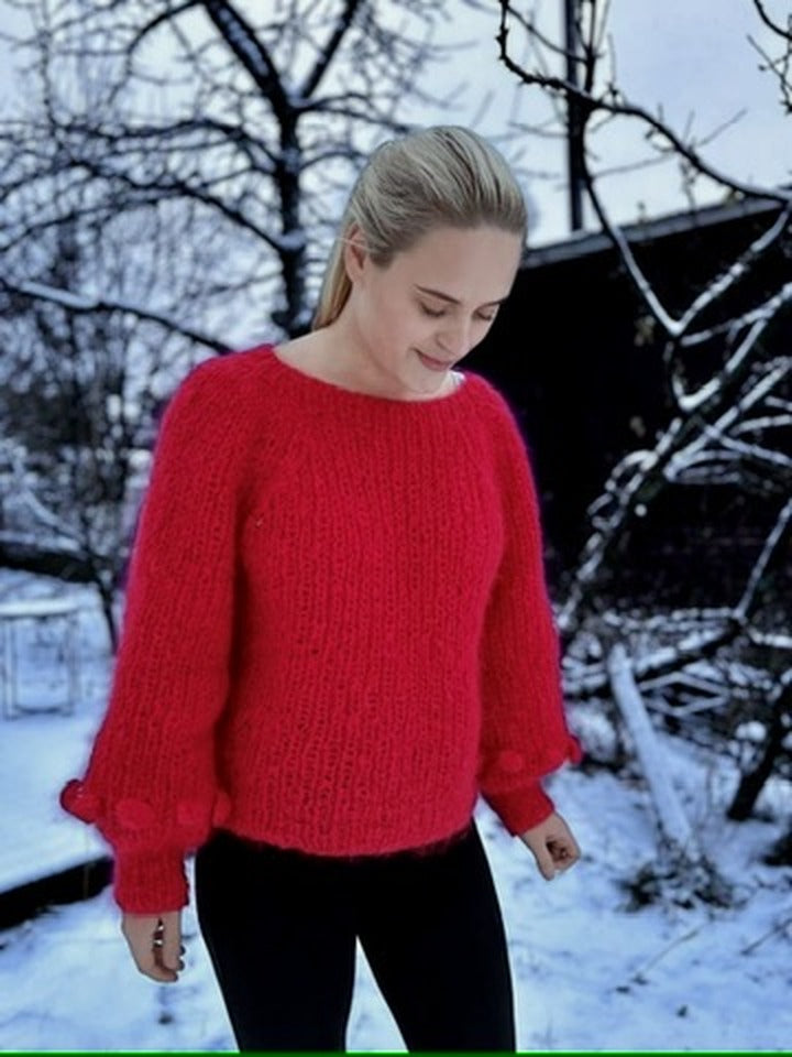 La Vie en Rose i 4227 Raspberry – mohairgenser med puffermer, sett forfra