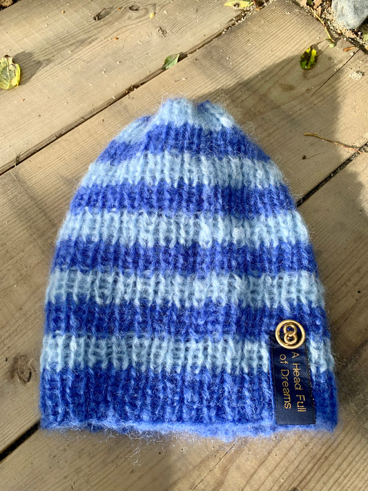 Håndstrikket stripet ribbelue i blå mohair med heng bak – Striped Sky fra CosyMonday